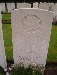 Etaples Military Cemetery - Hilland, David Andrew